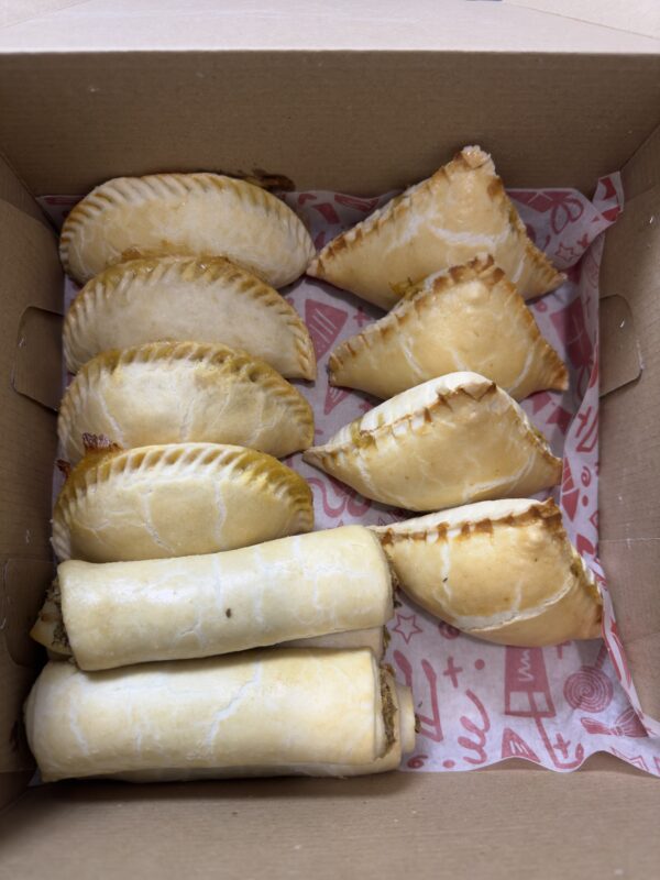 Combo box ( 4 pieces each mini meat pie, fish rolls & chicken pie)